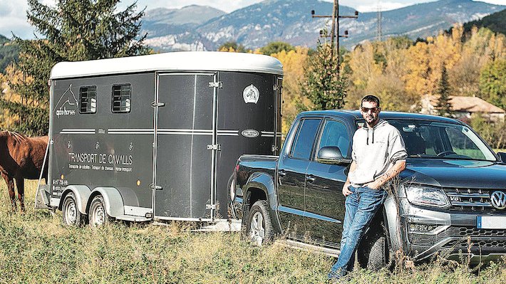 L'Adrià Parareda, amb el seu vehicle i els cavalls