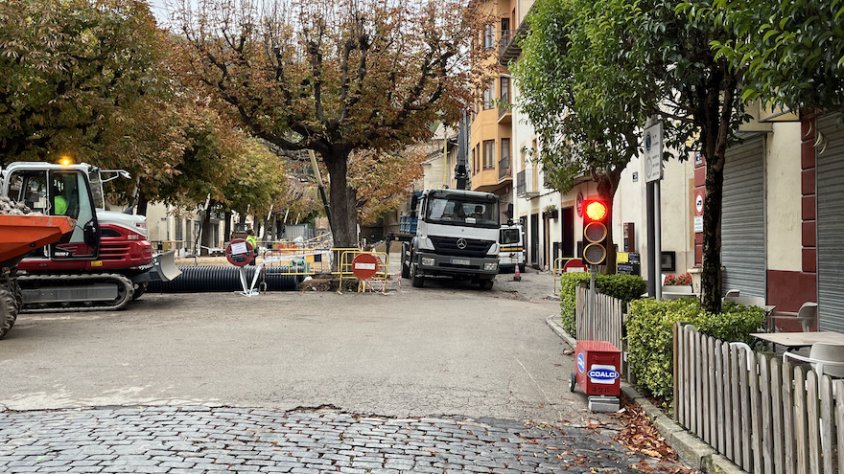El semàfor instal·lat a banda i banda del carrer Major