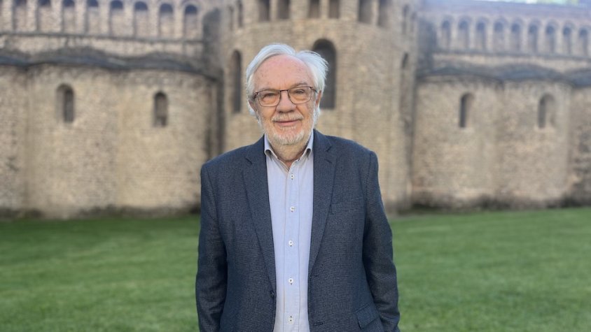 Joan Manuel del Pozo davant de l'absis del Monestir de Ripoll