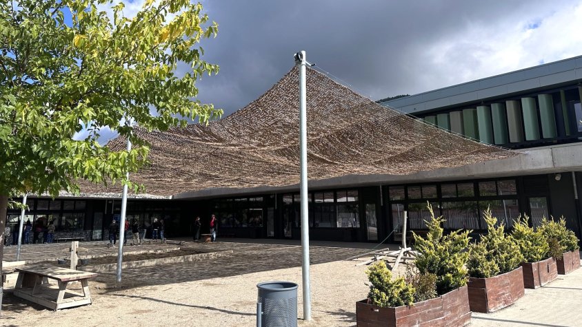 S’instal·la un sistema d’ombreig al pati de l’Escola Pirineu de Campdevànol