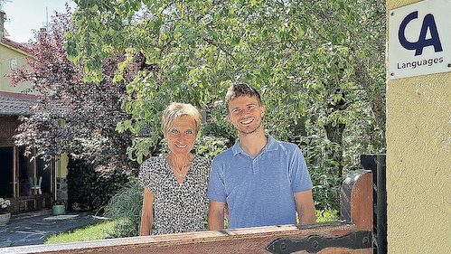 Carme Alier, amb el seu fill Oriol davant l'escola