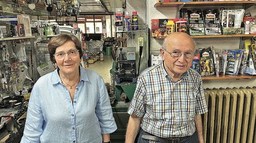 En Pere Gardella i la seva dona, la Dolors Roca, a la ferreteria