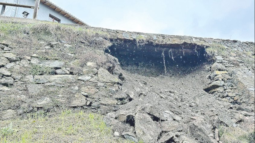 El mur que s'està reparant