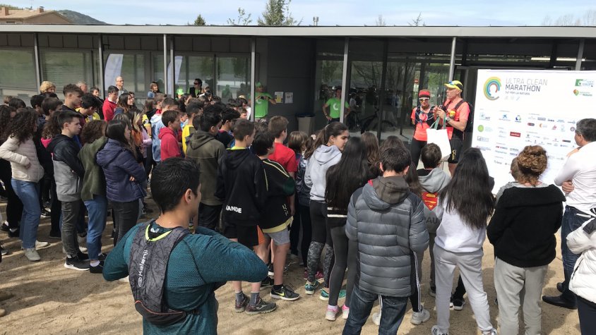 Albert Bosch dirigint-se als alumnes de l'Institut Mestre Andreu de Sant Joan