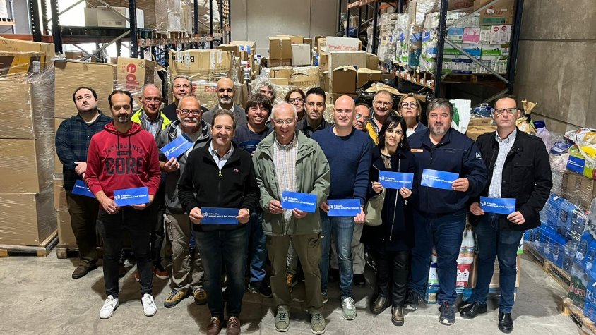 Els alcaldes, alcaldesses i regidors de tots els pobles del Ripollès, davant el centenar de palets recollits