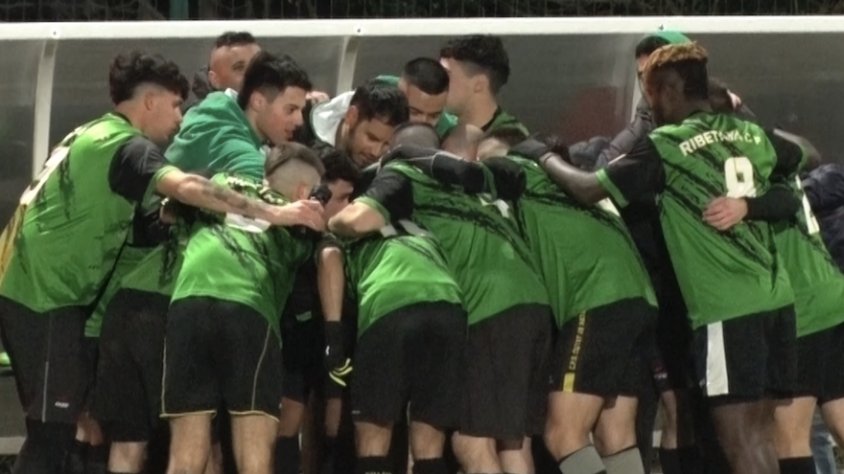 El primer equip del CF Ribetana, fent pinya