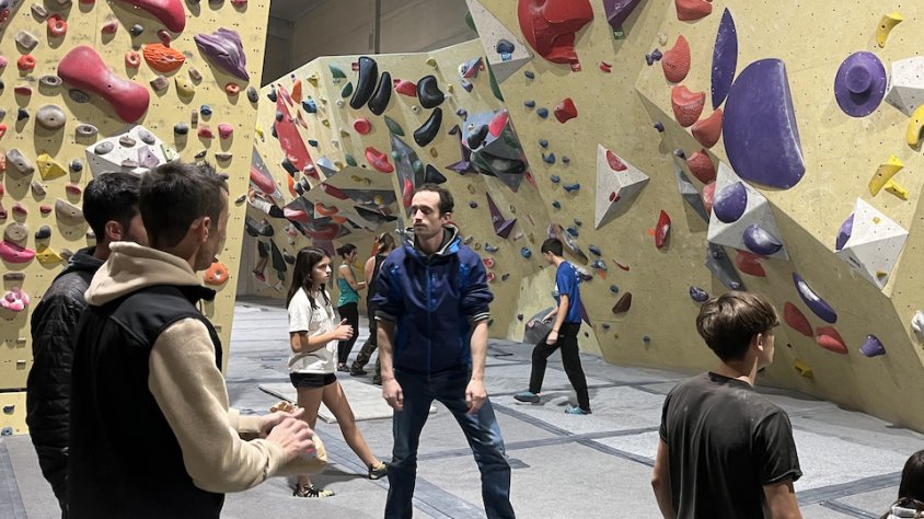 En David Camprubí, fent una classe a l'IndoorWall de Vic