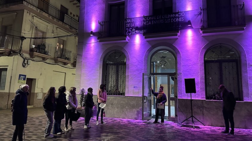 Moment de la lectura del manifest davant l'ajuntament