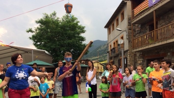 La mainada s'ho ha passat d'allò més bé amb les activitats infantils com els jocs de cucanya