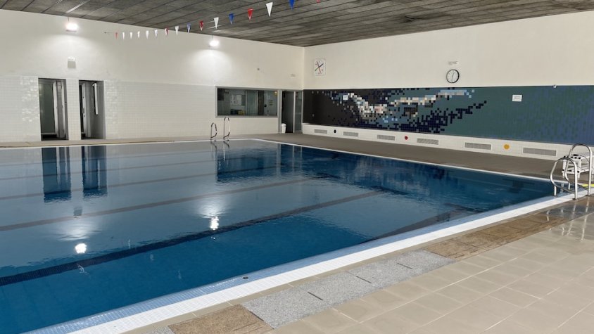 Interior de la piscina Municipal de Ripoll