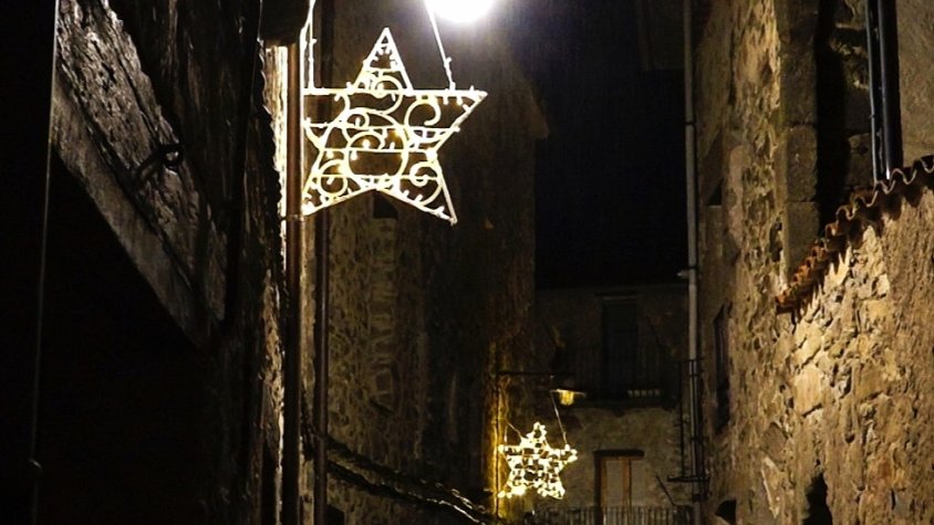 Llums de Nadal engalanant un dels carrers de Vallfogona de Ripollès