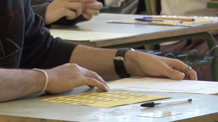 Un alumne durant l'examen de selectivitat