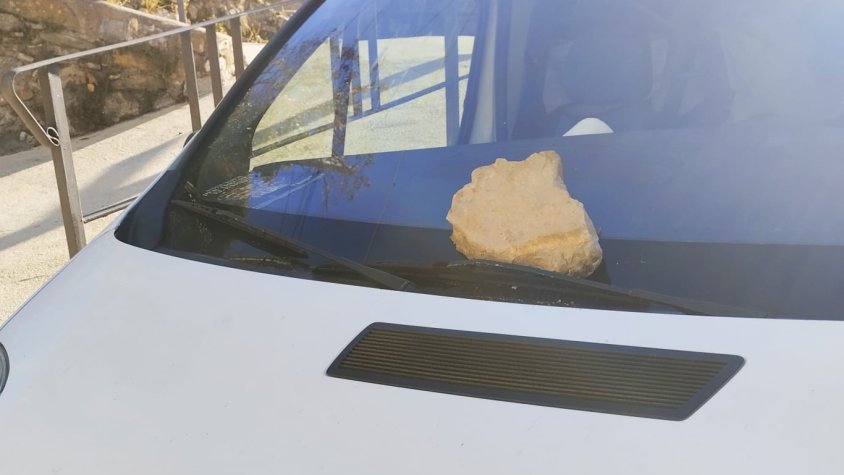 L'alcalde de Gombrèn ha compartit la imatge d'un roc al parabrises del seu vehicle