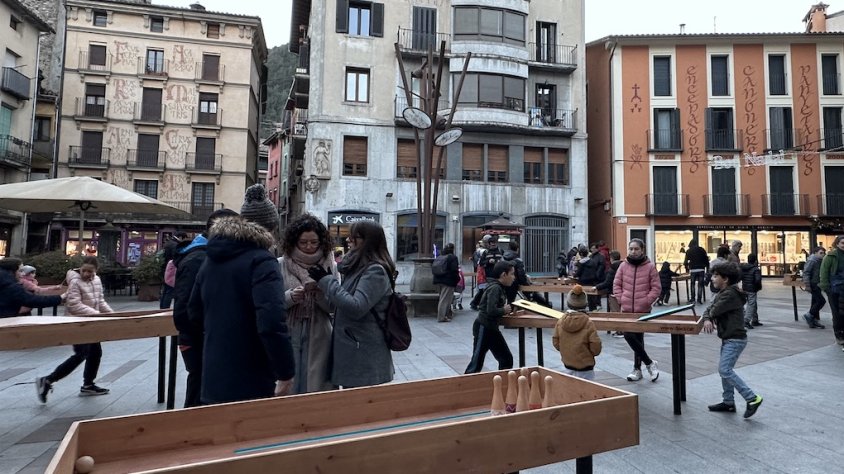 Jocs de fusta a la plaça Sant Eudald de Ripoll
