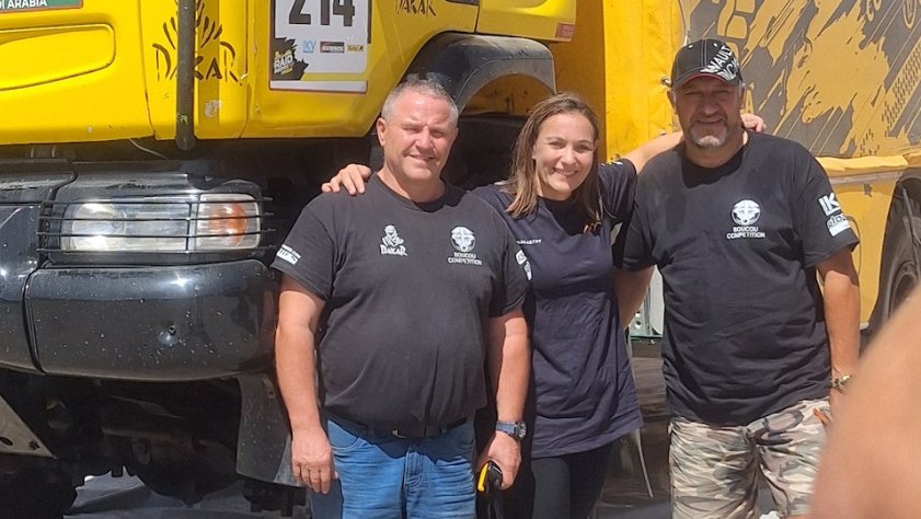 Lourdes Puigmal amb els seus dos companys d'equip