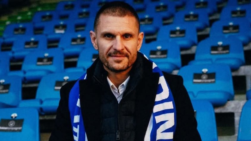 Albert Rudé ja llueix la bufanda del seu nou club.