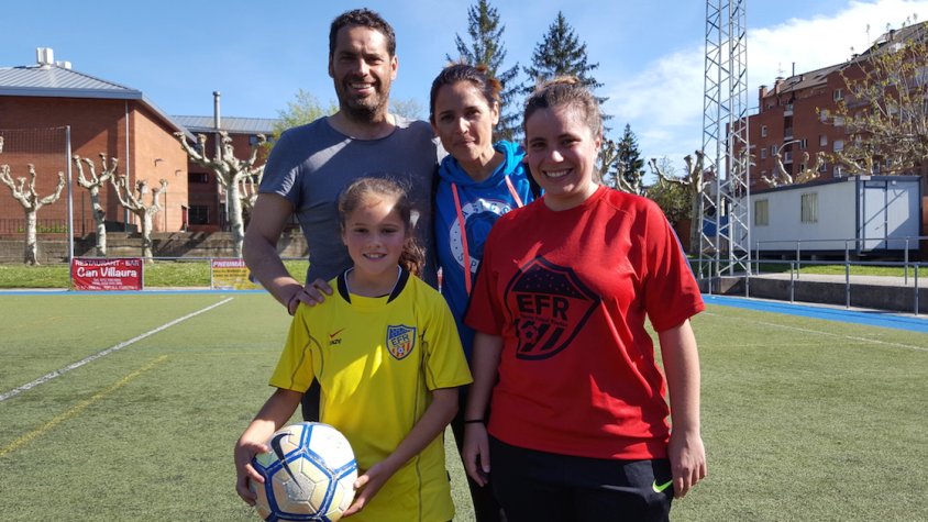 La Jana Muro amb els seus pares i la seva actual entrenadora a l'EF Ripollès