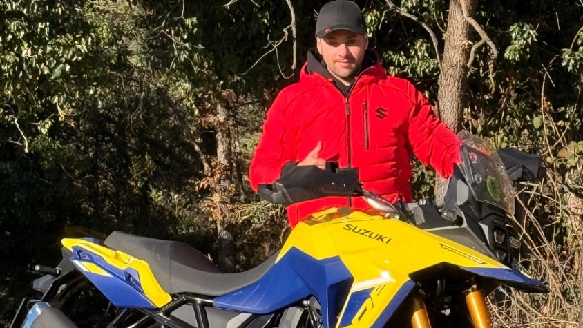 Toni Povedano amb la seva nova moto, la V-Strom 800DE