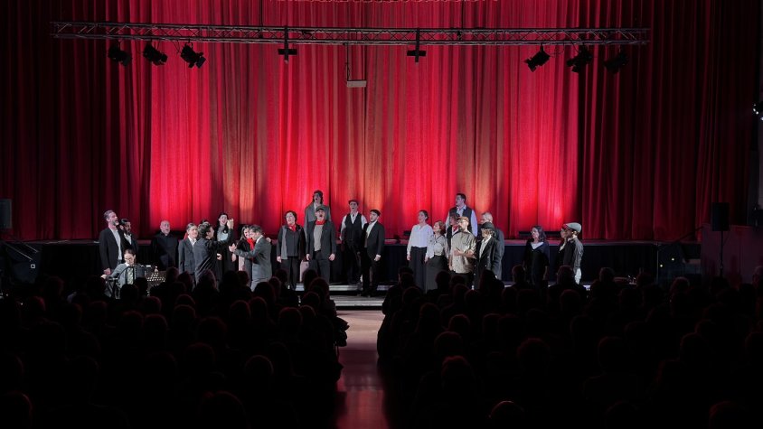 La sala Diagonal de Campdevànol va reunir divendres 400 persones al concert de cloenda del centenari