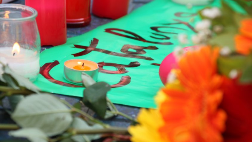 Cartell que presidia l'ofrena floral al centre de la Ramba el 18 d'agost de 2017