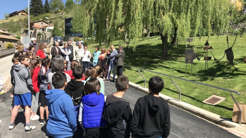 Els alumnes que han participat del projecte ja poden veure l'escultura feta realitat