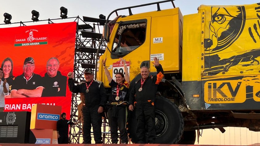 Lourdes Puigmal i el seu equip al podi del ral·li Dakar