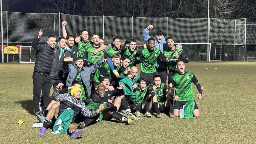 Els jugadors de la Ribetana celebren la victòria contra La Gleva (3-2)