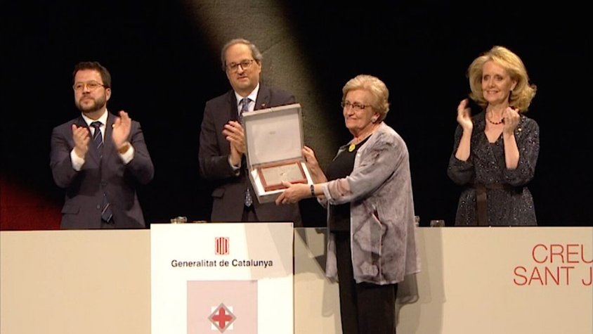 Teresina Maideu rebent la Creu de Sant Jordi