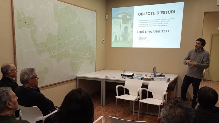 L'autor de l'estudi, Joan Aloy, n'explica el contingut davant un bon nombr d'interessats