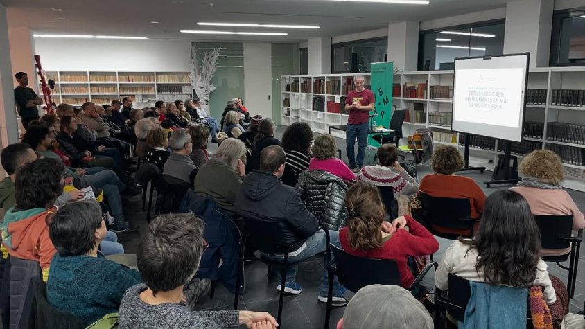 Una cinquantena de persones van assistir a la xerrada sobre música folk