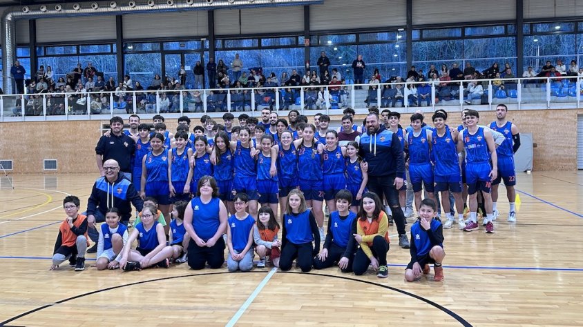 Foto de família de la Unió Esportiva Ripoll durant la presentació al pavelló de l’Avellaneda