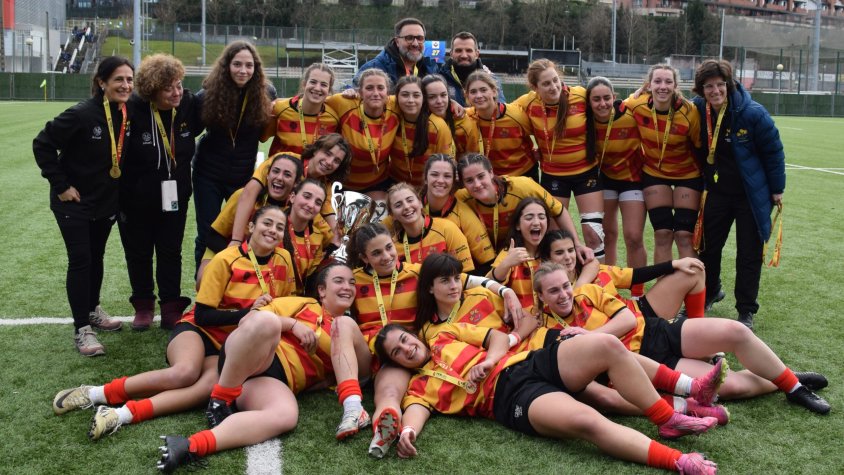 Les jugadores de la selecció catalana femenina sub-19, celebrant el títol de campiones d'Espanya de rugbi