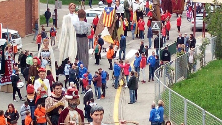 La cercavila va sortir finalment de la pista de Sant Pere