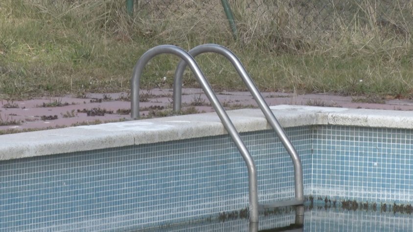 Mans a l'obra a la piscina de Gombrèn