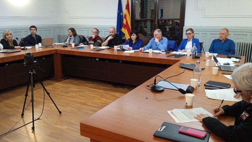 El ple de Ripoll va ser seguit per desenes de persones partidàries de Sílvia Orriols i Aliança Catalana