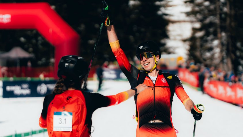 Oriol Cardona celebrant la classificació arribant a la línia de meta, on l'espera Ana Alonso