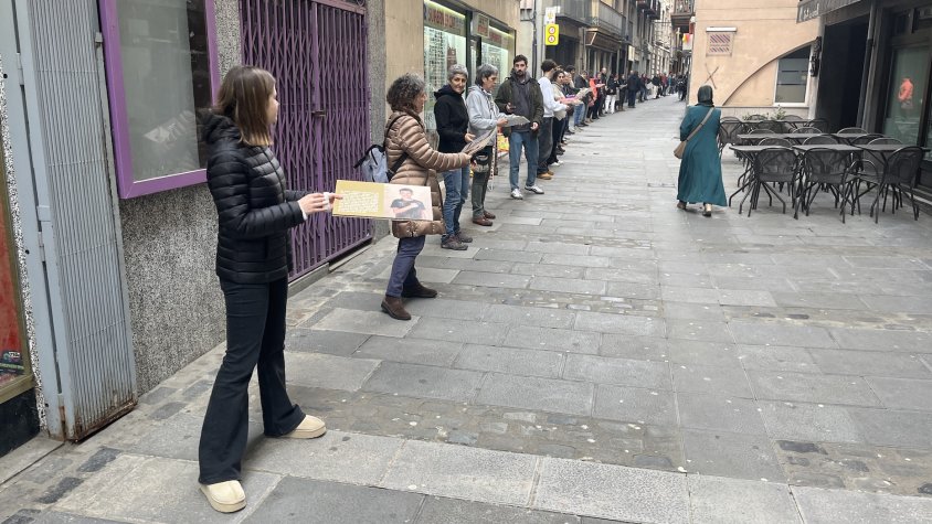 Cadena humana per traslladar l'exposició vetada per l'alcaldessa de Ripoll