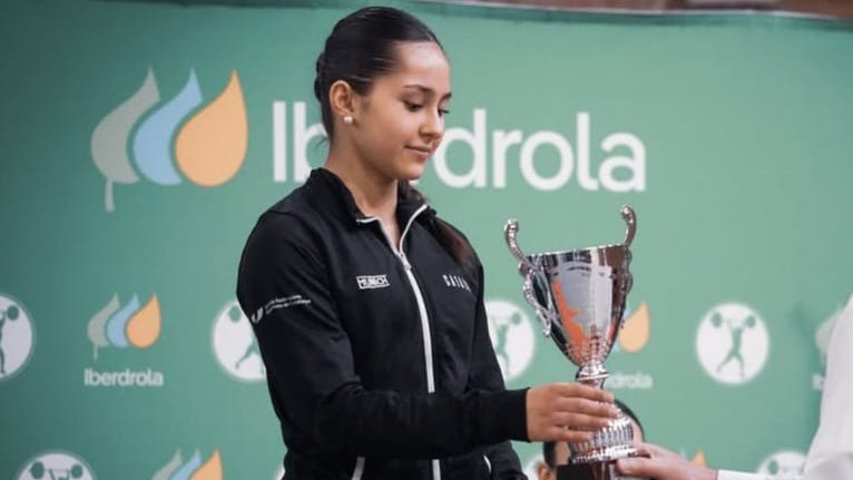 Joanna Tubau rep el trofeu que l'acredita com a segona classificada