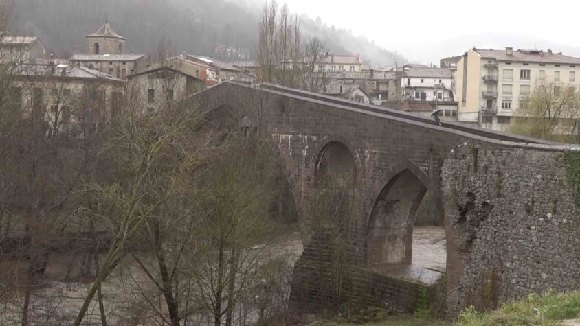 Imatge del pont de Sant Joan de les Abadesses aquest diumenge al matí