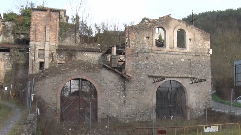 L'estat de l'edifici de la Guixera, al carrer Progrés de Ripoll