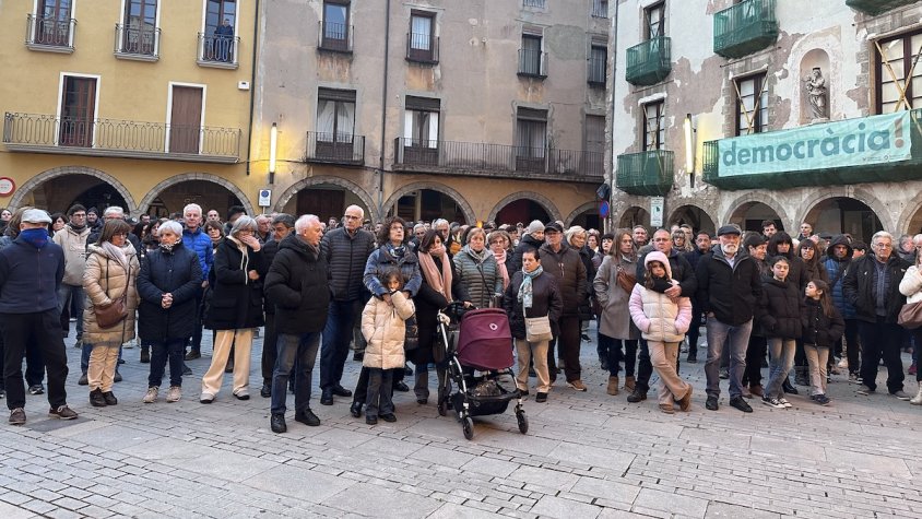 Els veïns han assistit al minut de silenci convocat per l'Ajuntament de Sant Joan de les Abadesses