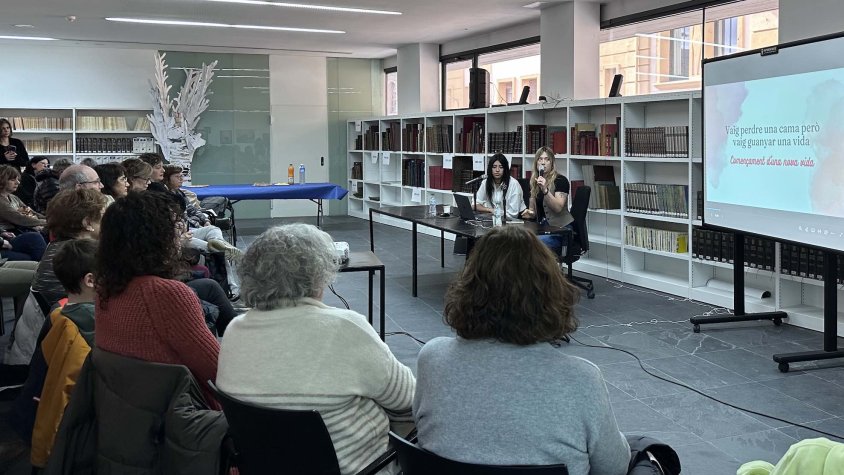 Imatge de la xerrada que les atletes van oferir aquest cap de setmana a la biblioteca Lambert Mata de Ripoll