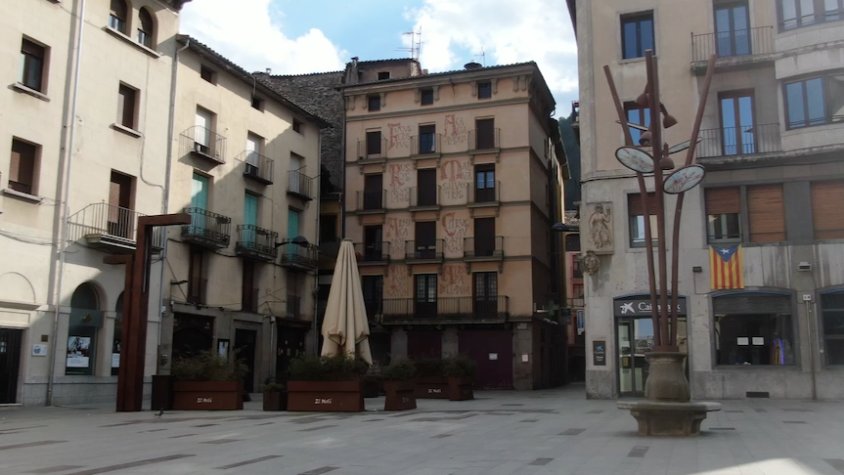 La plaça Sant Eudald de Ripoll, buida