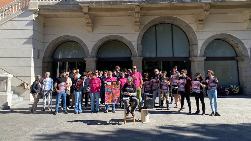 Ripoll multa amb 700 euros tres assistents a la protesta contra les sancions per penjar el cartell vetat