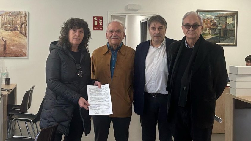 Els quatre exalcaldes de Ripoll entreguen el manifest contra «la repressió i la censura»