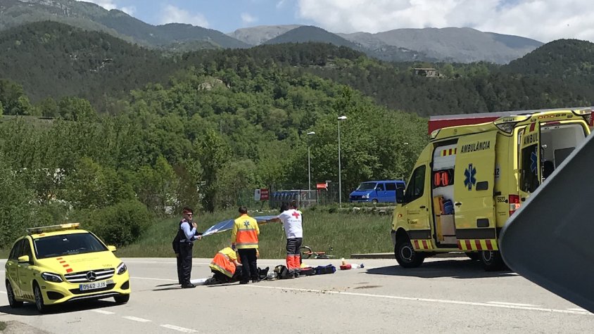 Els serveis mèdics treballant al punt de l'accident