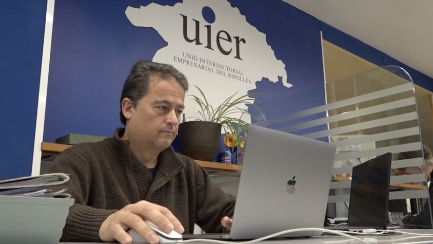 Un professional de la UIER treballant a la seu central que la patronal té a Ripoll
