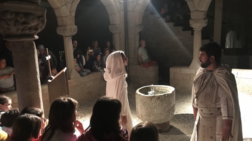 Un dels passatges de la visita, al claustre del Palau de l'Abadia