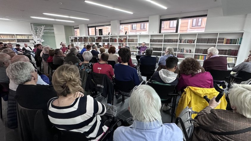 La presentació del llibre va omplir la sala de Ripoll on es va dur a terme
