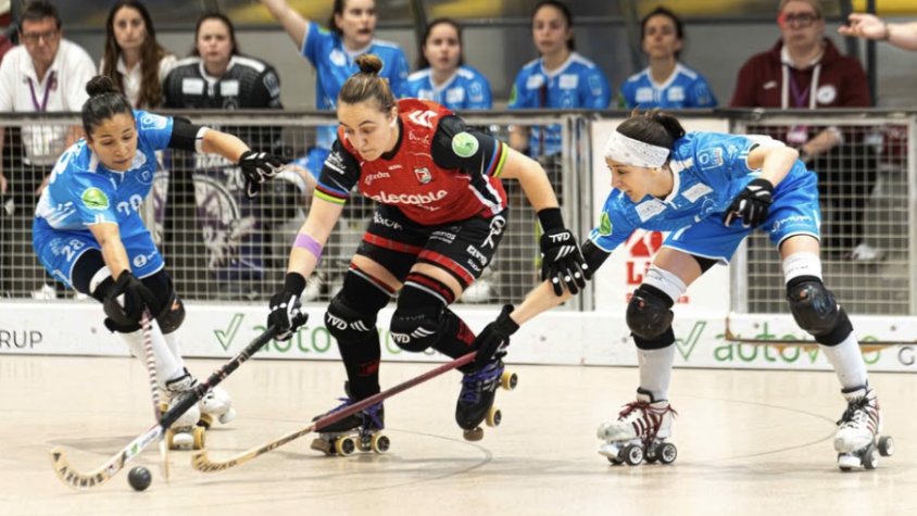 Aina Arxé disputant una pilota contra una jugadora del Telecable